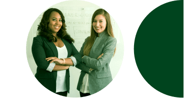 Imagem com um homem dentro de um caminhão acenando