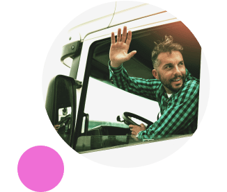 Imagem com um homem dentro de um caminhão acenando